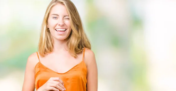 Hermosa Mujer Joven Con Camisa Naranja Sobre Fondo Aislado Guiño — Foto de Stock