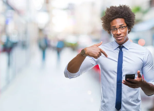 Afro Americký Obchodní Muž Sms Pomocí Smartphone Přes Izolované Pozadí — Stock fotografie