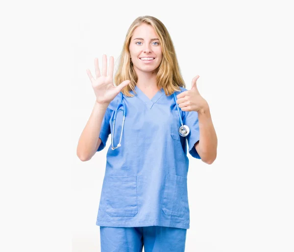 Hermosa Joven Doctora Vistiendo Uniforme Médico Sobre Fondo Aislado Mostrando —  Fotos de Stock