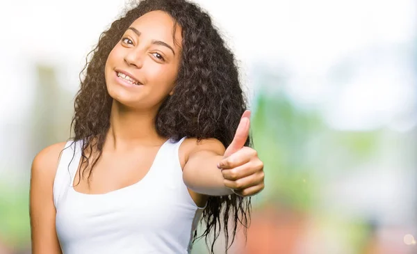 Mooi Meisje Met Krullend Haar Gelukkig Duimschroef Opwaarts Gebaar Met — Stockfoto