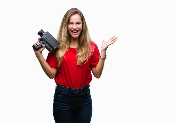 Jovem Mulher Loira Bonita Filmando Usando Câmera Vintage Sobre Fundo — Fotografia de Stock