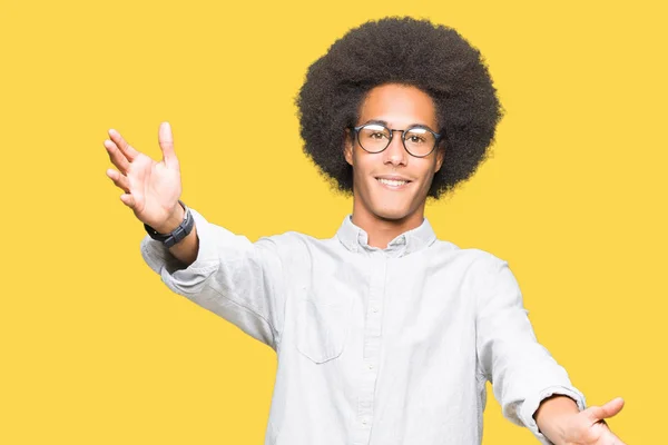 Jovem Afro Americano Com Cabelo Afro Usando Óculos Olhando Para — Fotografia de Stock