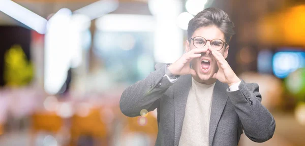 Jovem Homem Negócios Usando Óculos Sobre Fundo Isolado Gritando Irritado — Fotografia de Stock