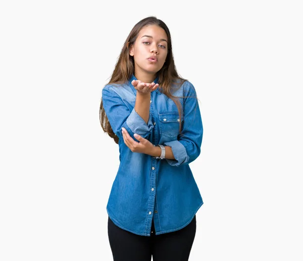 Joven Hermosa Mujer Morena Con Camisa Mezclilla Azul Sobre Fondo — Foto de Stock