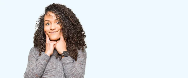 Joven Hermosa Mujer Con Pelo Rizado Usando Suéter Gris Sonriendo — Foto de Stock