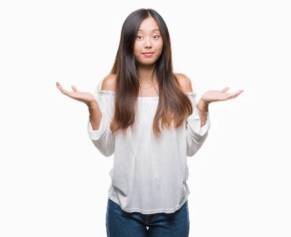 Ung Asiatisk Kvinna Över Isolerade Bakgrund Aningslös Och Förvirrade Uttryck — Stockfoto