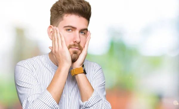 Genç Yakışıklı Adam Yorgun Eller Kat Yüz Depresyon Üzüntü Üzgün — Stok fotoğraf