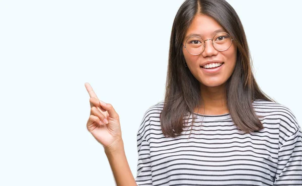 Jovem Mulher Asiática Usando Óculos Sobre Fundo Isolado Com Grande — Fotografia de Stock