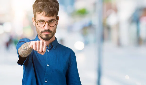 Junger Gutaussehender Mann Mit Brille Über Isoliertem Hintergrund Schläge Mit — Stockfoto