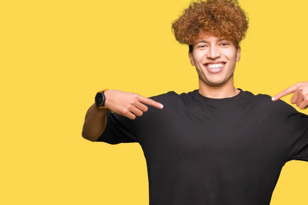 Junger Gutaussehender Mann Mit Afro Haaren Der Ein Schwarzes Shirt — Stockfoto