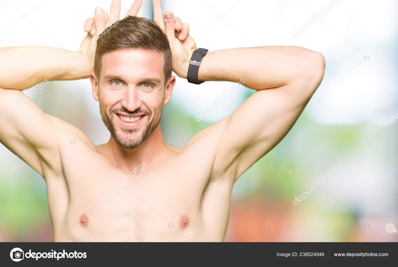 Hombre Guapo Sin Camisa Mostrando Pecho Desnudo Posando Divertido Loco Fotograf A De Stock