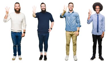 Kolaj genç erkekler üzerinde gösterilen ve parmakları ile işaret beyaz izole arka plan Grubu'nun üçüncü ise kendinden emin ve mutlu gülümseyerek.