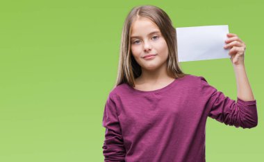 Acımak yüz ciddi düşünüyorum üstünde kendine güvenen bir ifade ile izole arka plan üzerinde boş kağıt kartı tutan genç güzel kız