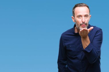 Orta yaş bir öpücük el ile güzel ve seksi olmak hava üfleme kamera bakarak izole arka plan üzerinde ağarmış komuta sizde. Aşk ifade.