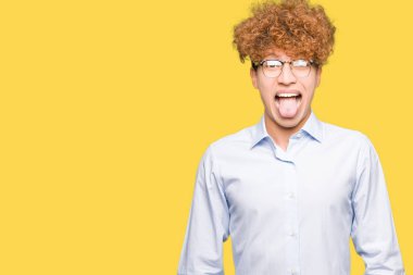 Genç yakışıklı iş adamı ile dilini gözlüklü afro out komik ifade ile mutlu. Duygu kavramı.