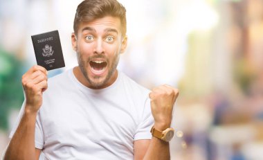 Duygu tezahürat Amerika Birleşik Devletleri pasaport gurur çığlık ve zafer ve başarı çok heyecanlı, kutluyor izole arka plan üzerinde tutan genç yakışıklı adam