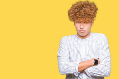 Yüz çapraz kollu şık gömlek şüpheci ve sinir, onaylamayan ifade giyen afro saçlı Genç yakışıklı iş adamı. Negatif kişi.