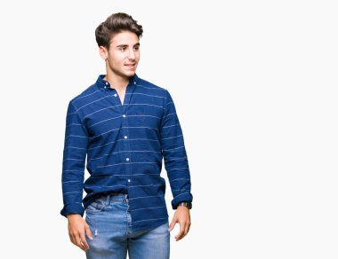 Uzak tarafına yüzünde, doğal ifade gülümseme ile seyir izole arka plan üzerinde Donanma gömlek giymiş yakışıklı delikanlı. Kendine güvenen gülüyor.