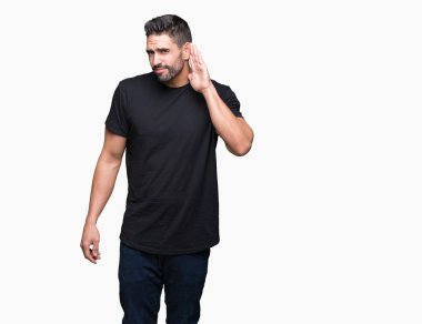 Yakışıklı delikanlı bir işitme söylenti ya da dedikodu için dinleme kulak üzerinde el ile gülümseyen izole arka plan üzerinde. Sağırlık kavramı.