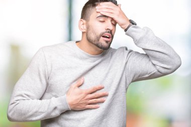 Üzerine tişört giyen genç yakışıklı adam arka plan izole hastalık ve ateş, grip ve soğuk, virüs hasta için alın dokunmadan