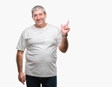 Kameraya bakarak yan el ve parmak ile işaret eden yakışıklı komuta sizde yüzünde kocaman bir gülümseme ile izole arka plan üzerinde.