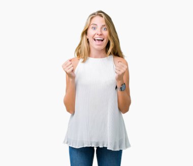 Güzel genç zarif kadın kutluyor izole arka plan üzerinde şaşırttı ve başarı için kaldırdı kollarını açarak hayret ve gözleri açık. Kazanan kavramı.