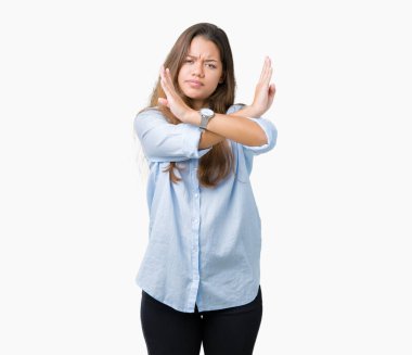 Genç güzel esmer iş kadın izole arka plan ret ifade geçiş silah eksi işareti, kızgın surat yapıyor