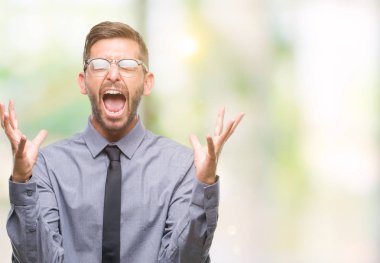 Genç iş adamı üzerinde arka plan deli kutluyor izole ve crazy arms ile başarı için kaldırdı ve heyecanlı çığlık gözleri kapalı yakışıklı. Kazanan kavramı