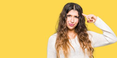 Genç güzel kadın beyaz kazak giyen bir parmak, büyük bir fikir veya düşünce, iyi bellek ile kafa işaret gülümseyen