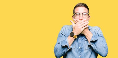 Yakışıklı adam ağız hata için elleriyle kapsayan şok gözlüklü. Gizli kavramı.