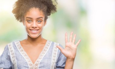 Genç afro Amerikan kadın gösterilen ve parmakları ile işaret izole arka plan yüzünden kendinden emin ve mutlu gülümseyerek süre beş numara.