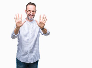 Gösterilen arka plan üzerinde gözlük takan orta yaş ağarmış komuta sizde izole ve parmakları ile işaret kendinden emin ve mutlu gülümseyerek süre on numara.