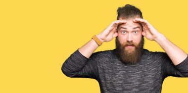 Korkuyor ve şok sürpriz ifade, korku ve heyecan yüz ile rahat kazak giyen genç sarışın adam.