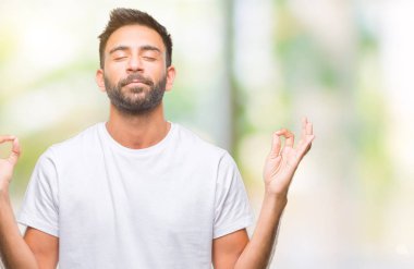 İzole arka plan yetişkin İspanyol adam rahatla ve gülümseyen gözlerle kapalı parmak jestle meditasyon yapıyor. Yoga kavramı.