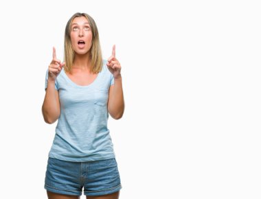 Genç güzel kadın izole arka plan üzerinden hayran ve yukarıya bakıp parmakları ile işaret şaşırttı ve silah kaldırdı.