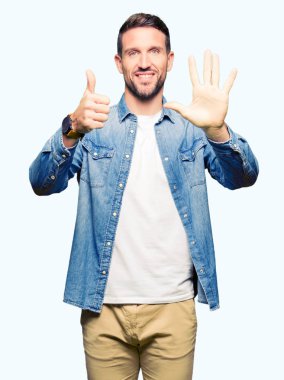 Sakal üzerinde gösterilen ve parmakları ile işaret denim ceket ve mavi gözlü yakışıklı adamla kendinden emin ve mutlu gülümseyerek süre 6 numara.