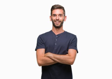İzole arka plan mutlu yüz çapraz silah kameraya bakarak ile gülümseyen genç yakışıklı adam. Olumlu bir kişi.