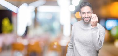 Genç yakışıklı adam giyen kazak izole arka yapıyor İtalyan üzerinde el ve parmak emin ifadeyle jest