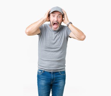 Yakışıklı orta yaş ağarmış komuta sizde giyiyor spor kap üzerinde arka plan deli izole ve baş, korkuyor ve açık ağzı ile şok sürpriz elleriyle korkuttu