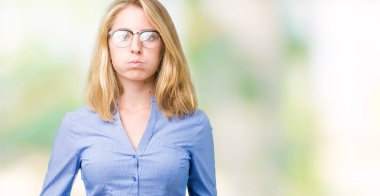 Komik surat ile yanakları şişirme izole arka plan üzerinde güzel genç iş kadını. Ağız ile hava, deli ifade şişirilmiş.