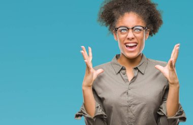Genç afro Amerikalı kadın üzerinde gözlük takan arka plan deli izole ve deli bağırarak ve agresif ifade ve silah kaldırdı bağırıyor. Hayal kırıklığı kavramı.