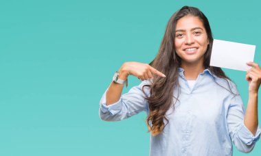 Sürpriz yüz işaret parmağı kendini izole arka plan üzerinde boş kartı tutan genç Arap kadın