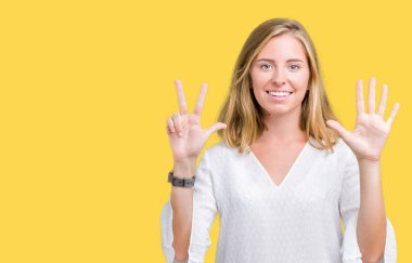 Güzel genç zarif kadın gösterilen ve parmakları ile işaret izole arka plan yüzünden kendinden emin ve mutlu gülümseyerek süre 8 numaralı.