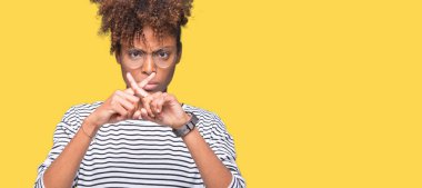 Güzel genç Afro-Amerikan kadın üzerinde izole arka plan ret ifade geçiş parmakları eksi işareti yapıyor gözlüklü