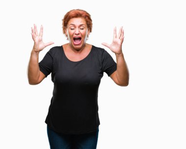 Atrractive üst düzey beyaz Kızıl saçlı kadın yüzünden arka plan deli kutluyor izole ve crazy arms ile başarı için kaldırdı ve heyecanlı çığlık gözler kapalı. Kazanan kavramı