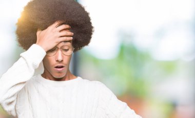 Afro saç giyen ile genç Afro-Amerikan adam arıyorsunuz seyretmek zaman endişeli, geç korkuyor gözlük.