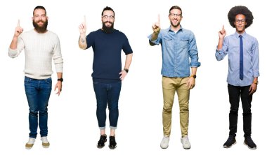 Grup Genç ve kendinden emin ve mutlu gülümseyerek süre parmak numaralı yukarıyı gösteren beyaz izole arka plan üzerine kolaj.