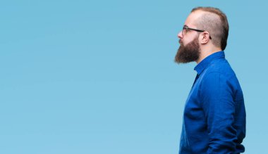 Genç beyaz hipster adam gözlük izole arka tarafına, seyir üzerinde dinlenmek doğal yüz emin gülümseme ile pozuyla profili.