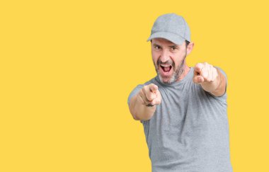 Yakışıklı orta yaş ağarmış kıdemli giyiyor spor kap üzerinde izole adam arka plan size işaret ve parmaklar, olumlu ve neşeli gülümseyen kamerayla