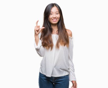 Genç Asyalı kadın izole arka plan gülümseyen ve süre seyir ve kamera boyutu işaret parmaklarıyla yapıyor el ile kendinden emin eller üzerinde. Ölçü kavramı.